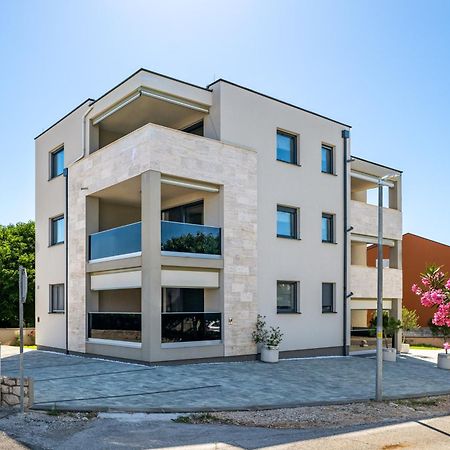 Salt Bloom Apartments Nin Exterior photo